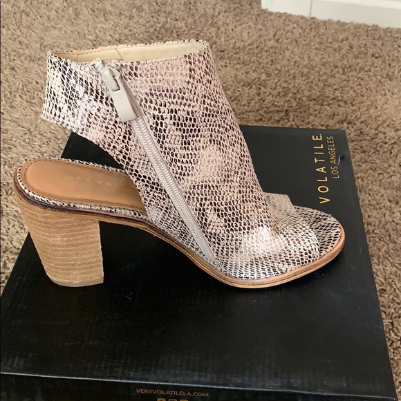 White snake printed heels - Picture 3 of 3